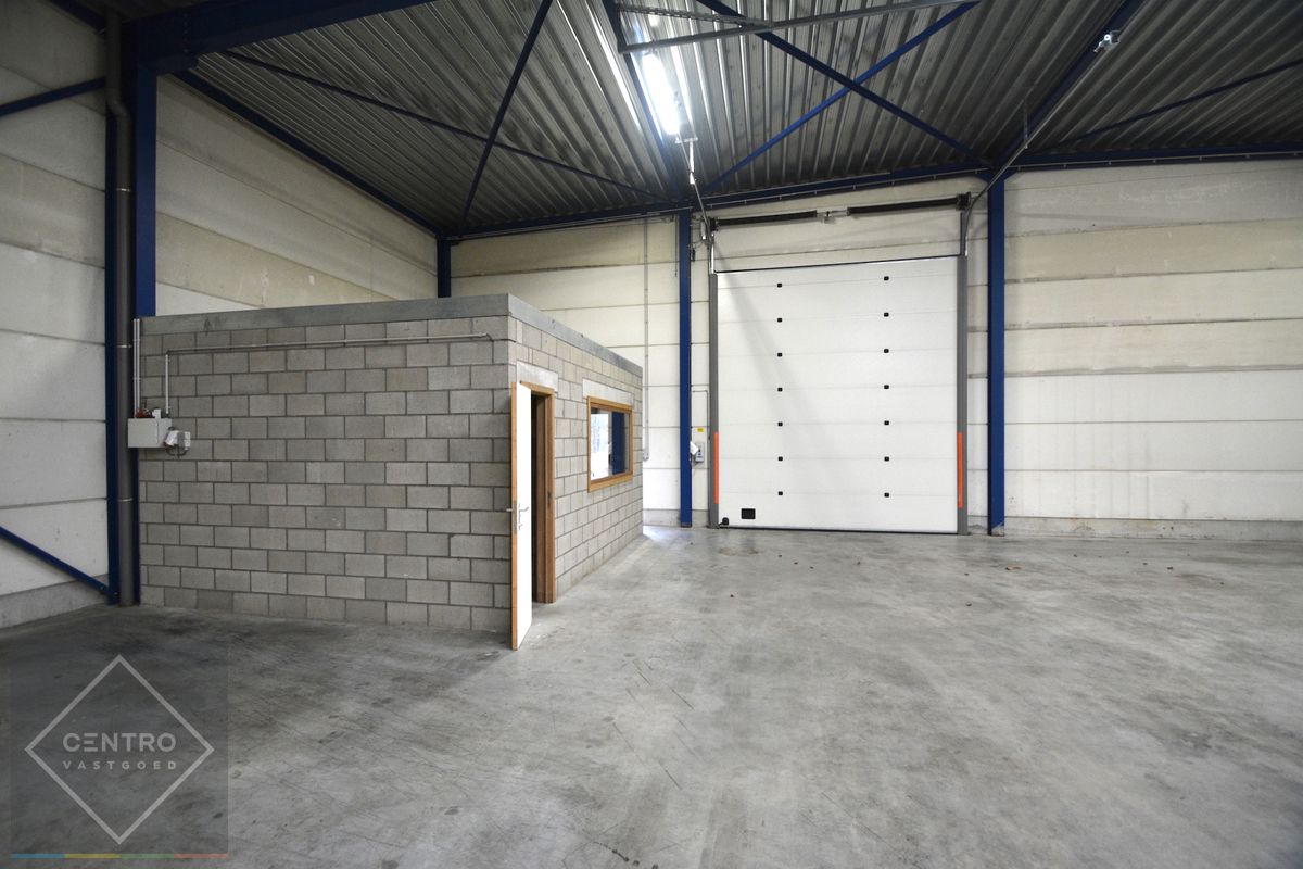 Instapklaar MAGAZIJN (980m2) met geïntegreerde KANTOORRUIMTE en toilet op ambachtelijke zone te Oostkamp foto 6