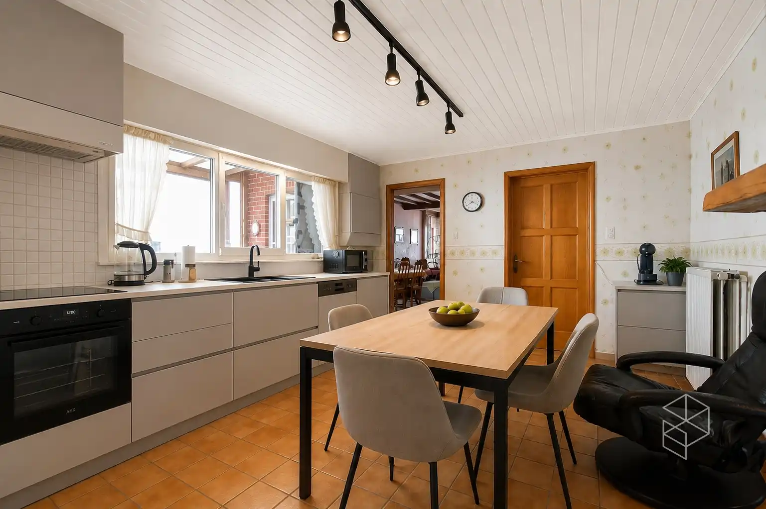 Rustig en centraal gelegen woning met landelijk uitzicht, grote garage en tuin foto 5
