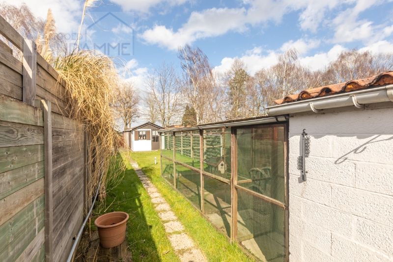 Te renoveren woning met 3 slaapkamers, en tuin met uitweg achteraan (te voet of met fiets).... foto 2