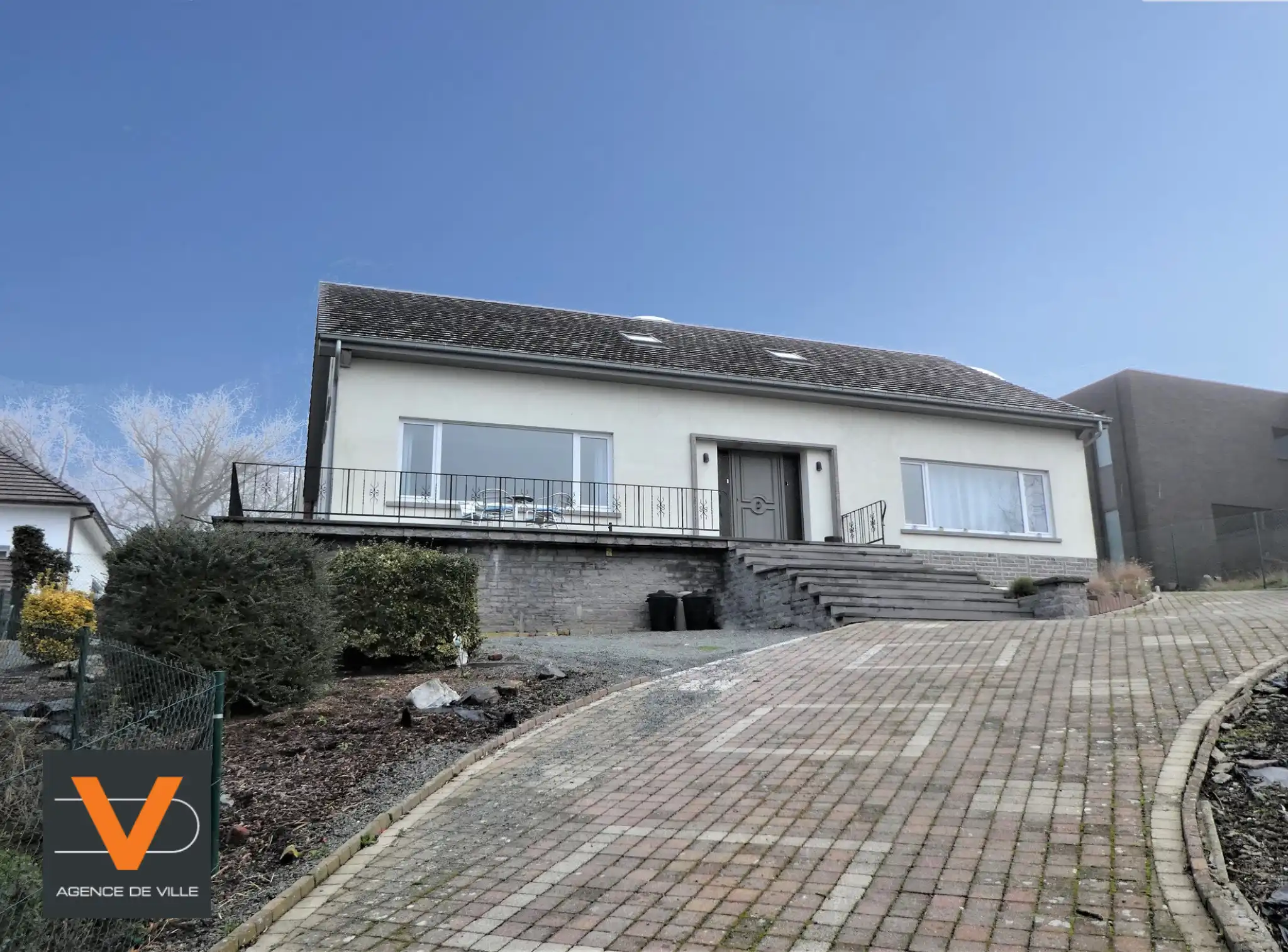 Prachtige koppelwoning met zonnig terras van 16m² en 2 autostaanplaatsen. Veel lichtinval door de grote ramen. foto 26