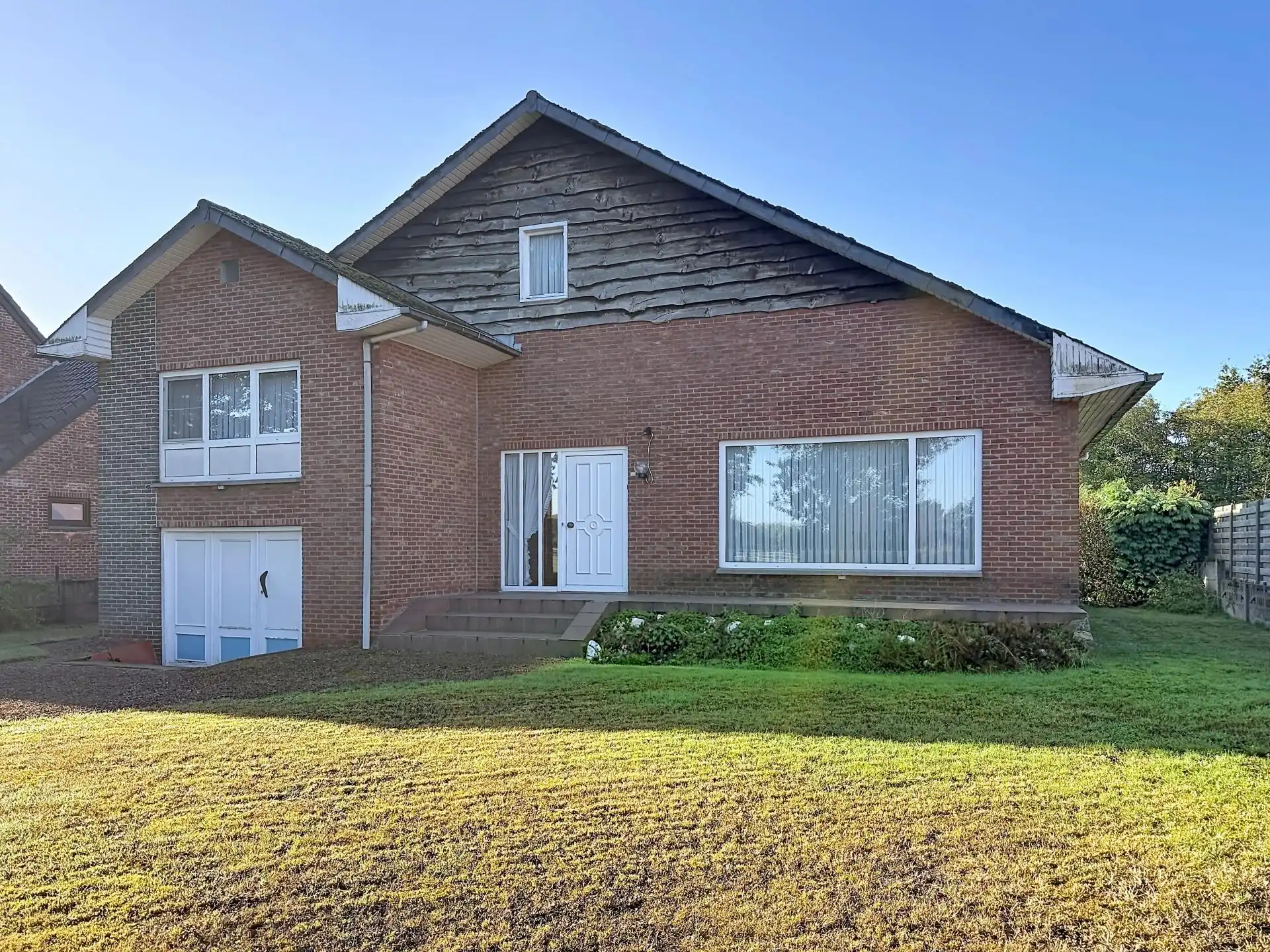 Charmante split-level woning op een ruim en zuidgericht perceel van 1.276 m² foto 2