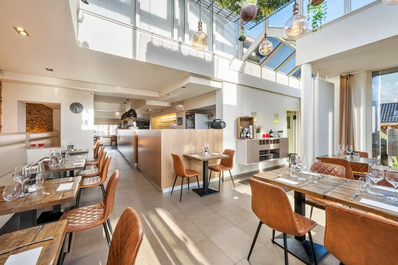 Gebouw waar het gezellige restaurant "De Vondel" is ondergebracht met woonst en voldoende parking op eigen terrein foto 12