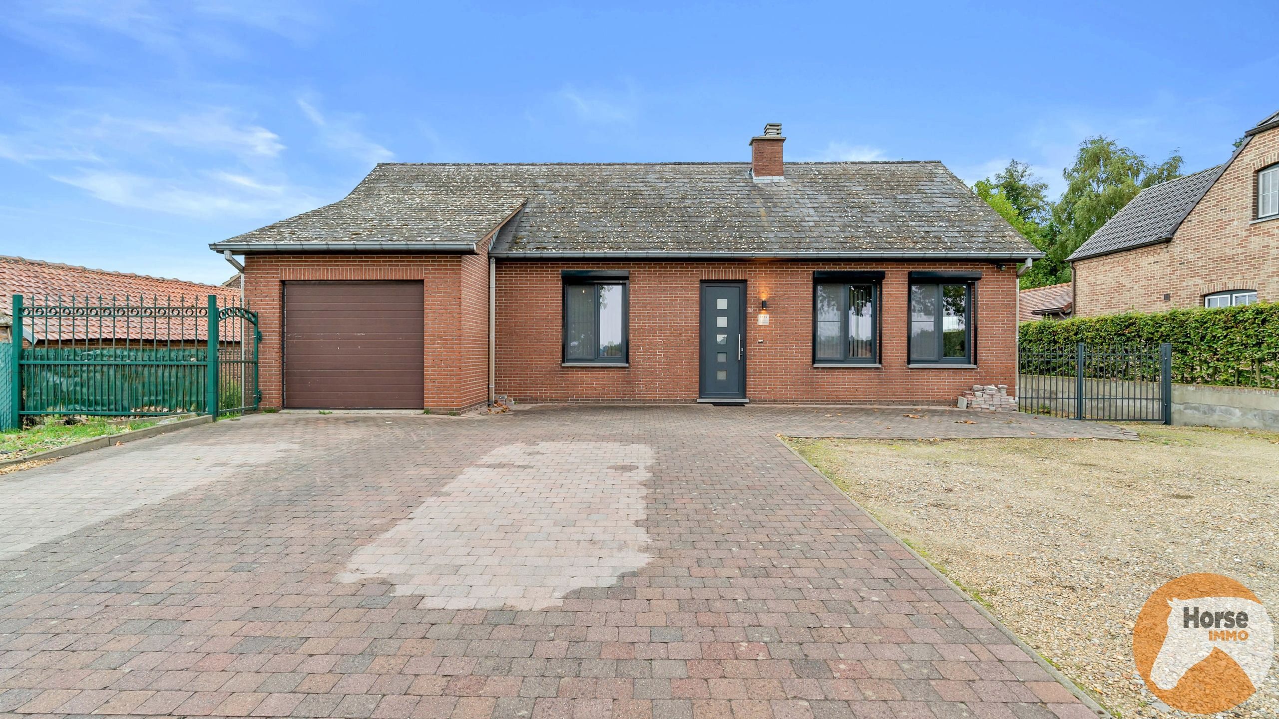 BILZEN-HOESELT - Gerenoveerde woning met paardenstal foto 2