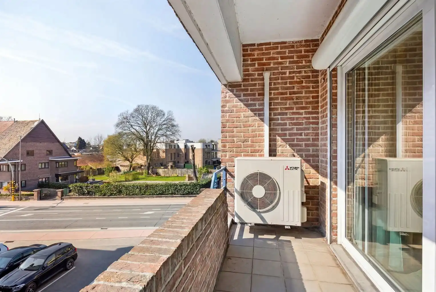 Prachtig, uitzonderlijk ruim appartement met 2 slaapkamers, 3 terrassen en een dubbele inpandige garagebox, gelegen nabij het centrum van Maaseik. foto 3