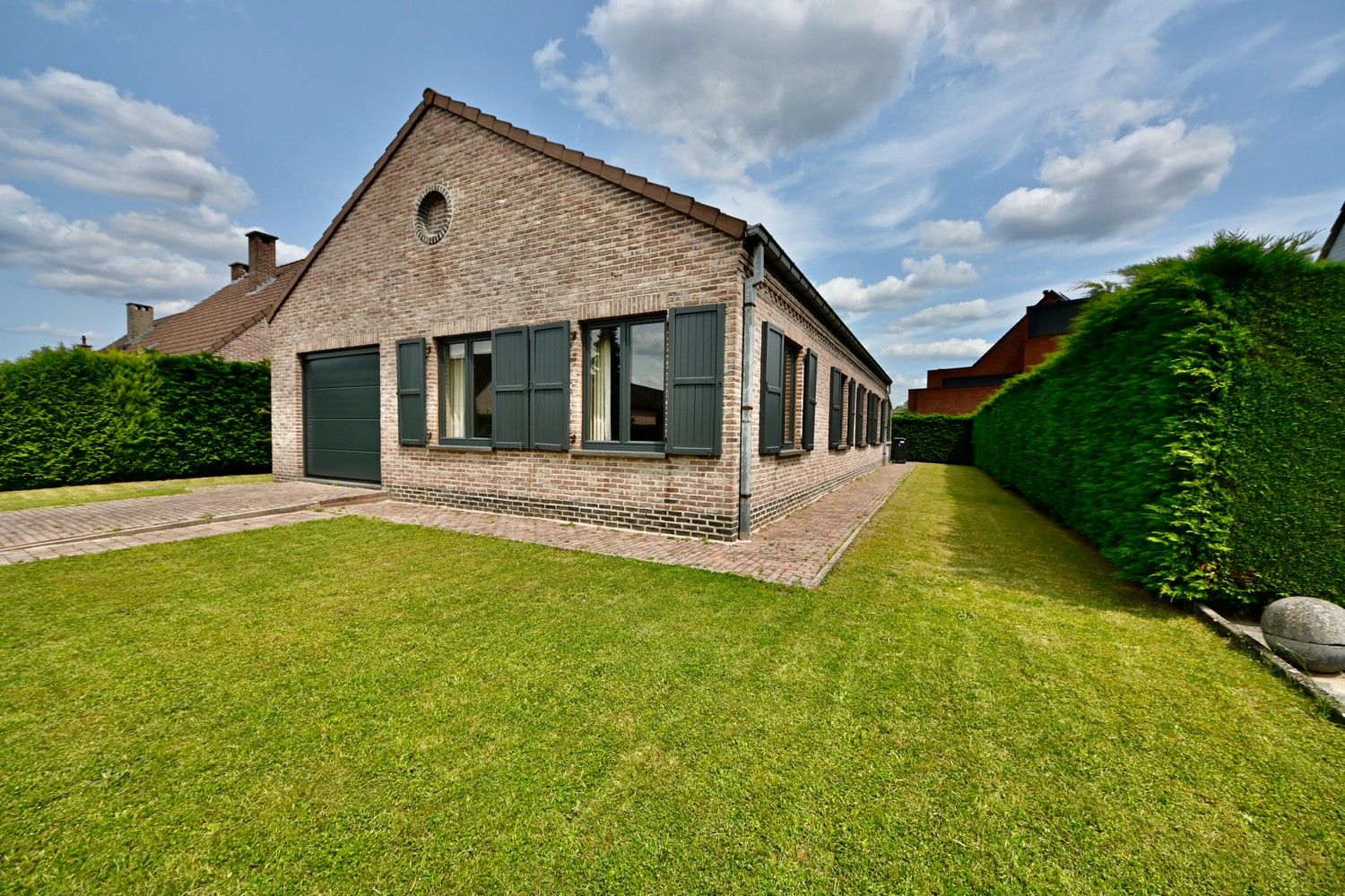 Rustig gelegen laagbouw woning met 2 slaapkamers, garage en tuin. foto 2