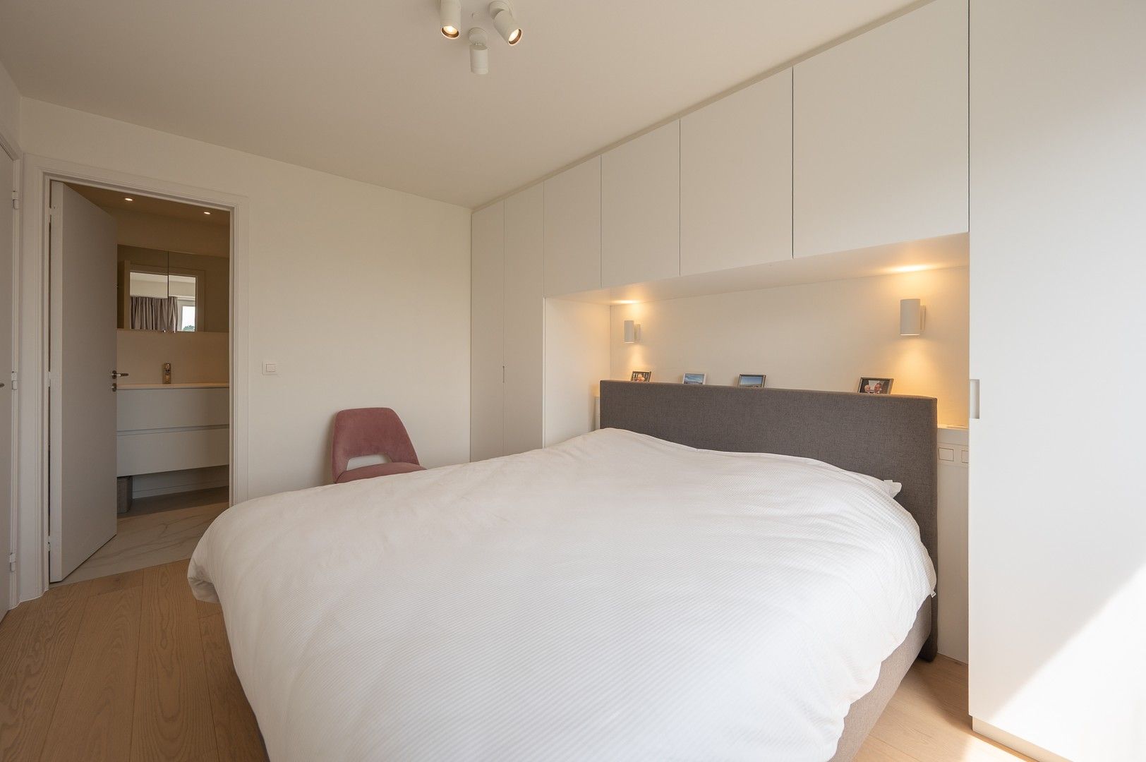 Hoekappartement met zuidwest oriëntatie en open zicht over het Driehoeksplein. foto 14