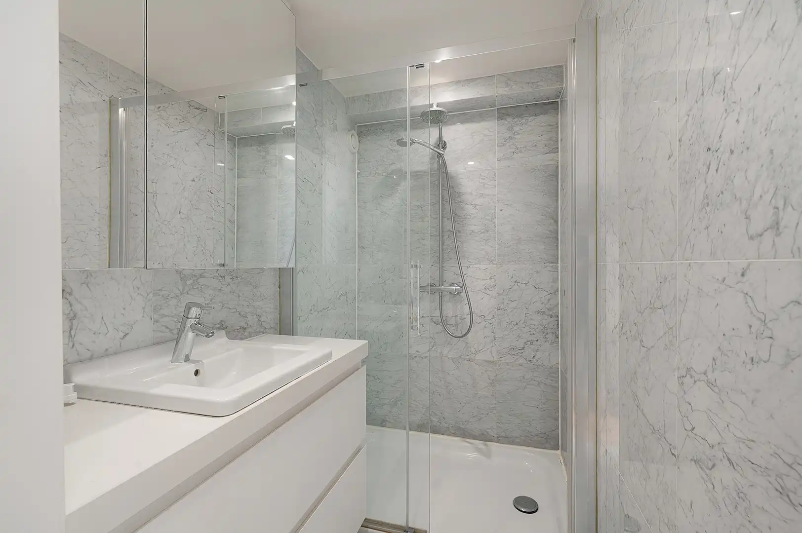 Hedendaags appartement genietend van een open zicht, centraal gelegen op de Kustlaan in het Zoute. foto 17