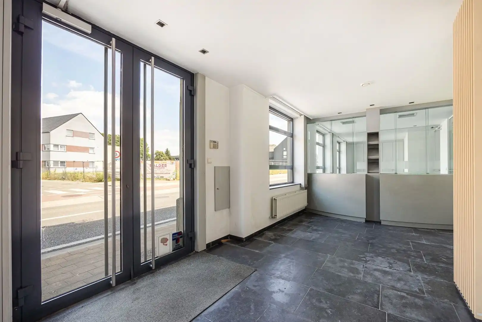 Grote woning in de dorpskern, met tuin en achter-uitweg. 'Must-see'! foto 10