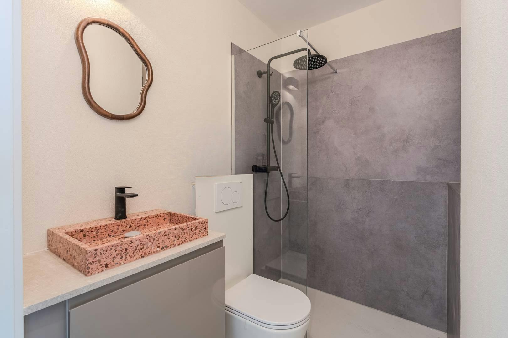 Prachtig gerenoveerde studio met slaaphoek en zijdelings zeezicht! foto 7