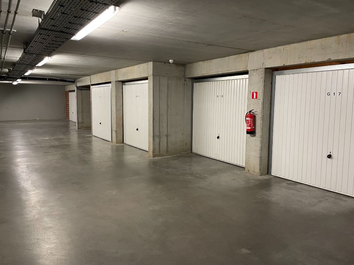 Centraal gelegen ruim twee-slaapkamer appartement + garage foto 16