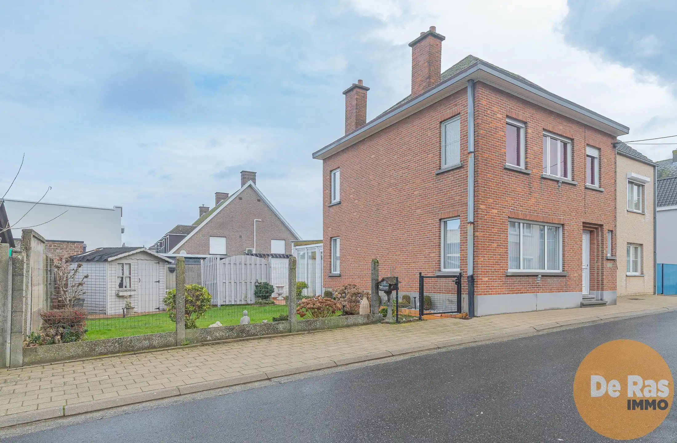 Hoofdfoto van de publicatie: LEDE- Stevige halfopen bebouwing pal in centrum!