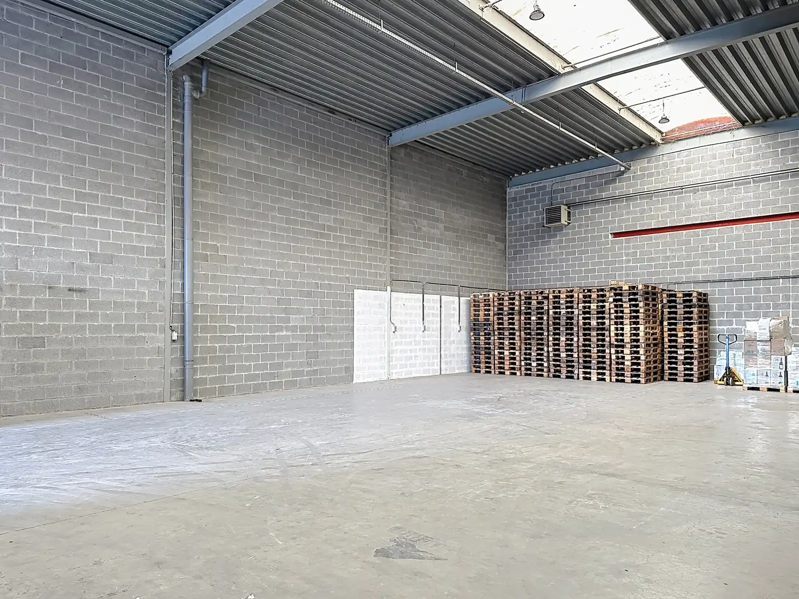 Magazijn met kantoorruimte foto 6