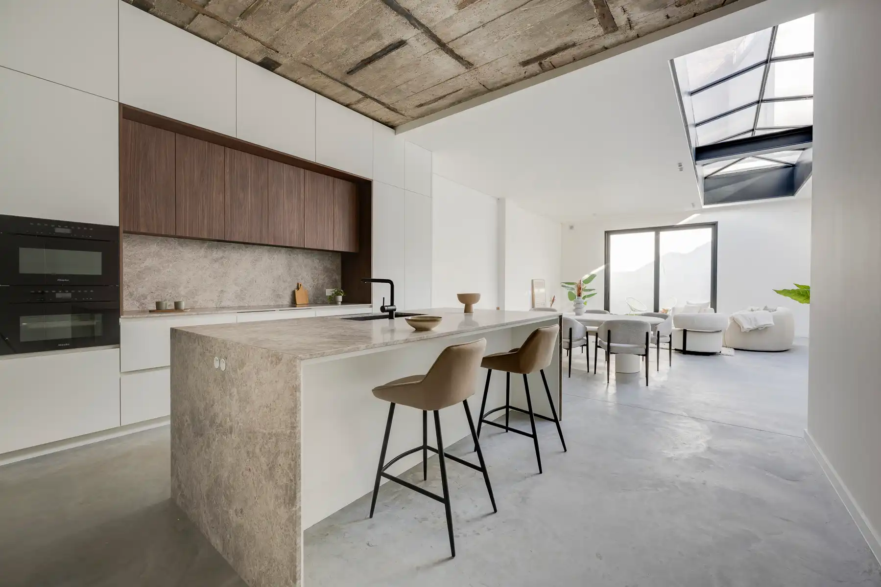 Unieke, lichtrijke loft van ca. 229 m² met ruime stadstuin foto {{pictureIndex}}