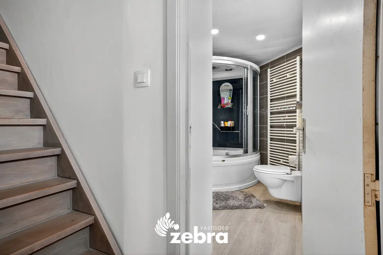 Ruime, instapklare woning met 5 slaapkamers en dubbele garage te Koolskamp! foto 10