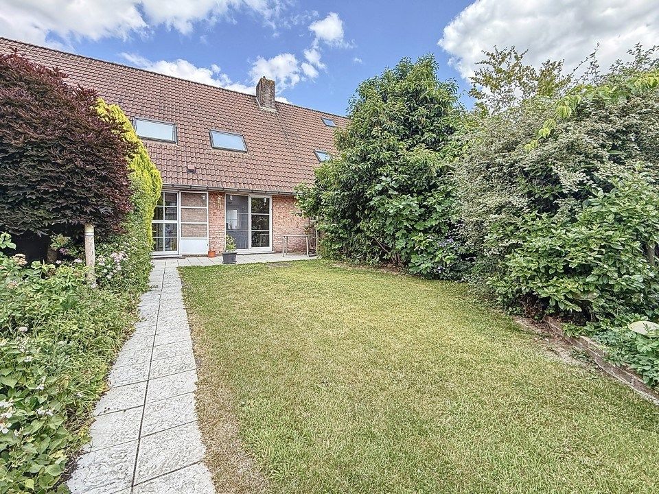 Goed gelegen woning met 3 slaapkamers én achterliggende garage foto 2