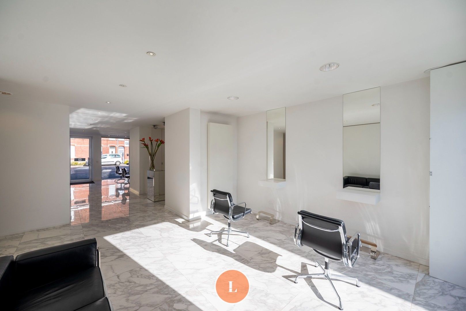 Woonhuis gedeeltelijk ingericht als kapperszaak en gemakkelijk te veranderen in trendy woning foto 6