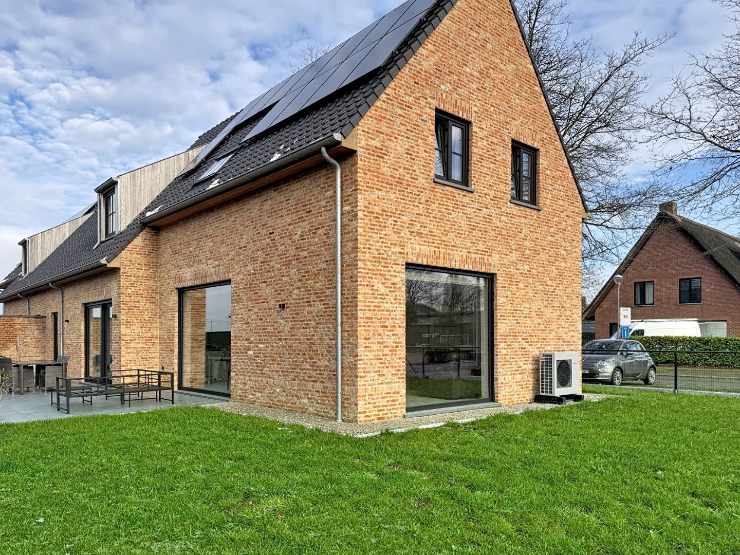 Prachtige en zéér ruime woning met kwaliteitsvolle afwerking foto 2