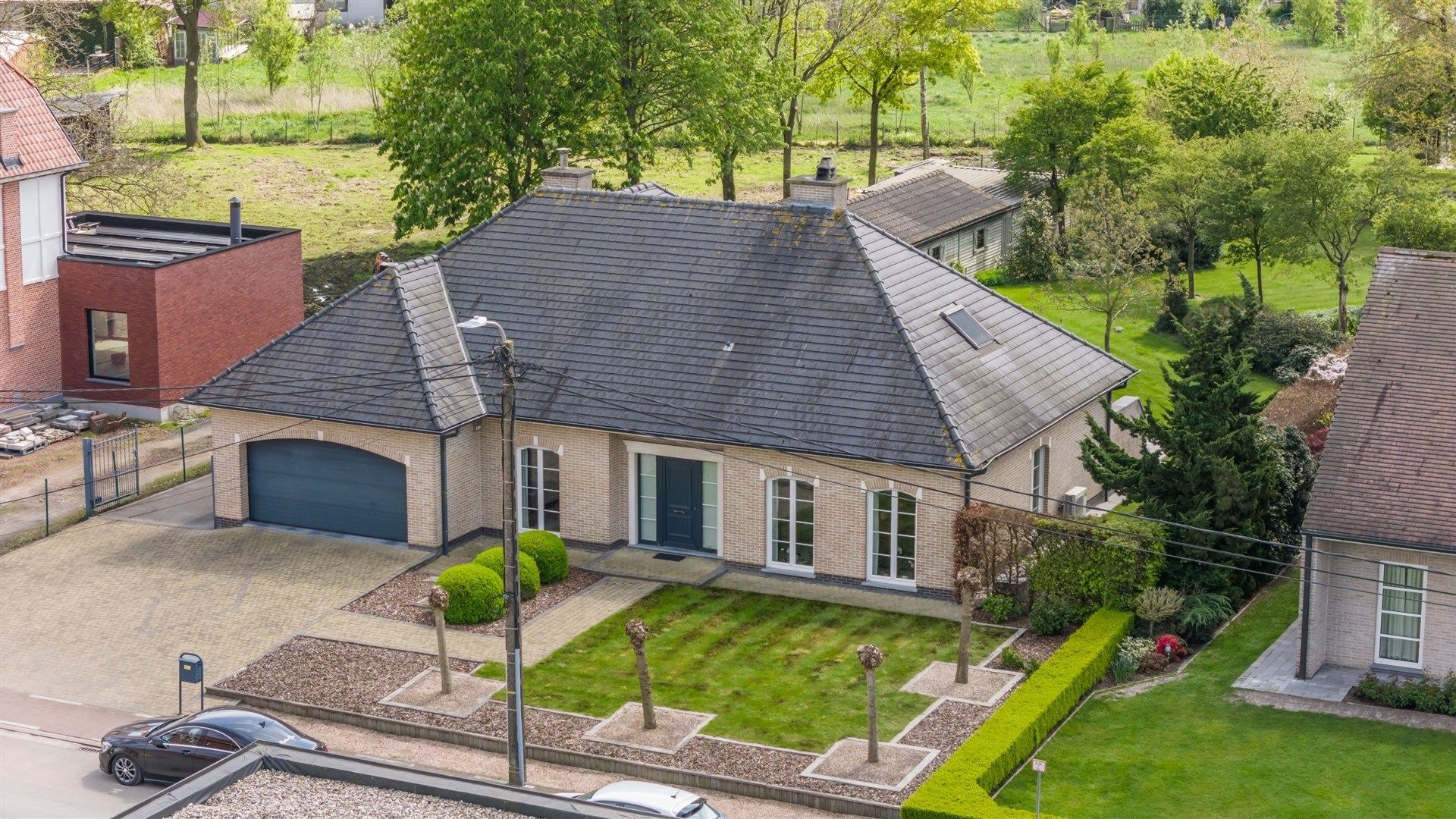 Ruim opgezette gezinswoning met een mooi aangelegde tuin op een residentiële toplocatie (2.375m²) foto 1