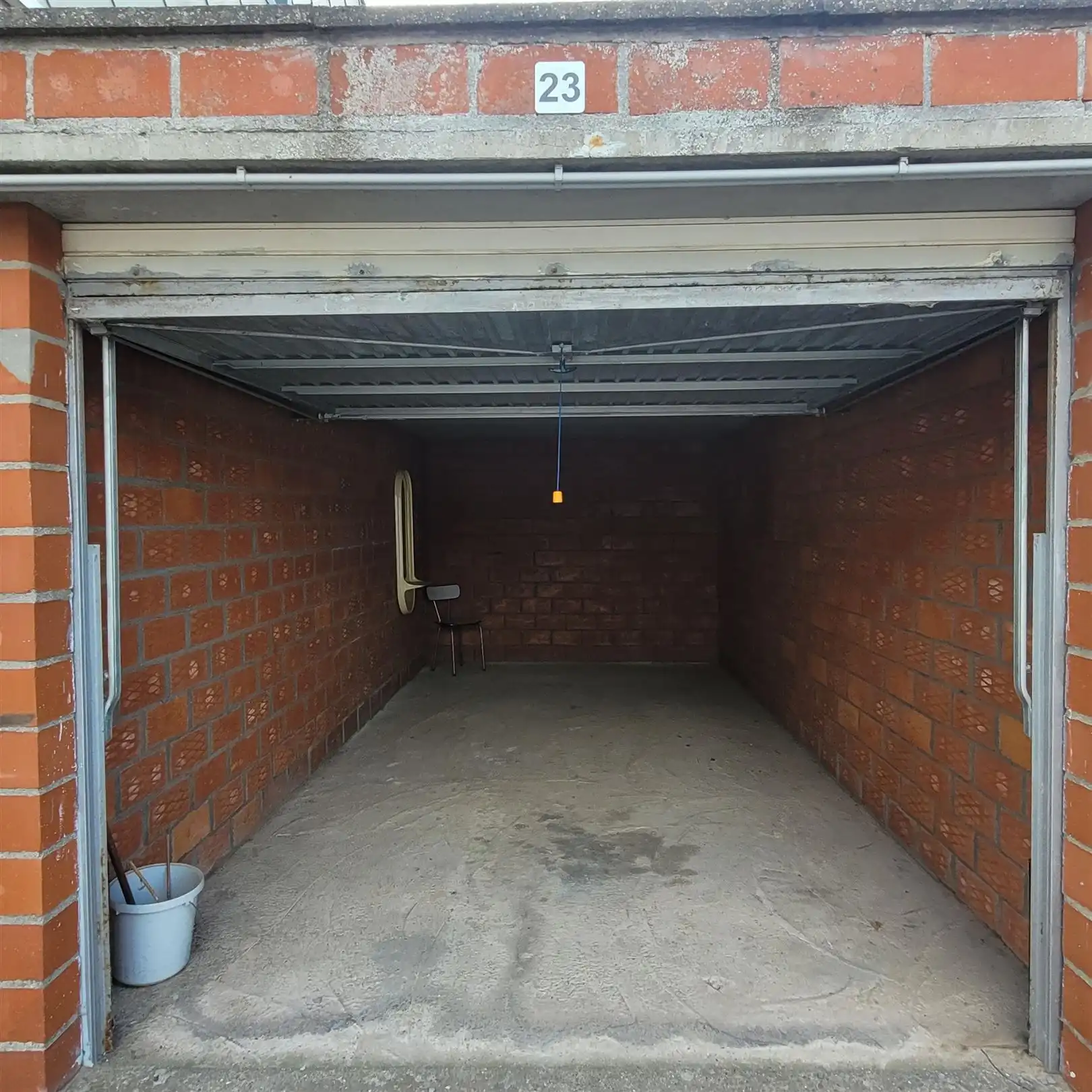 Gesloten garage box in Louis Logierlaan foto {{pictureIndex}}