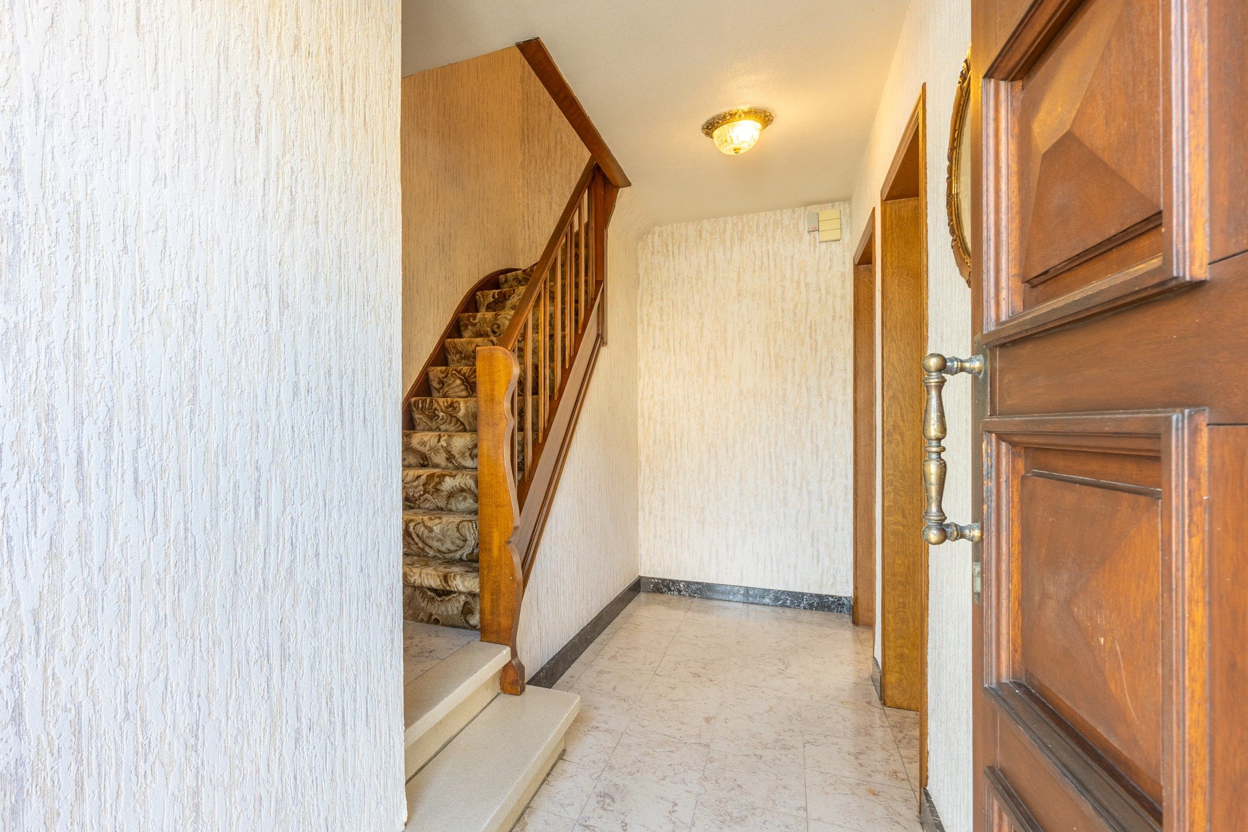 Ruime woning met garage en uitweg foto 2