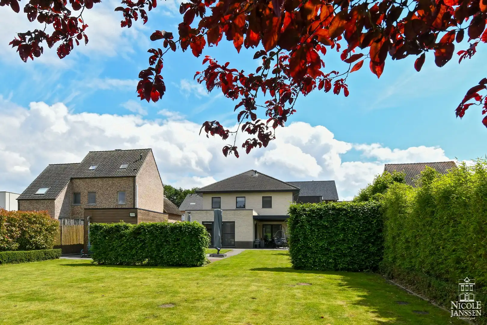Instapklare goed onderhouden gezinswoning met mooie tuin met gezellig overdekt terras foto 2