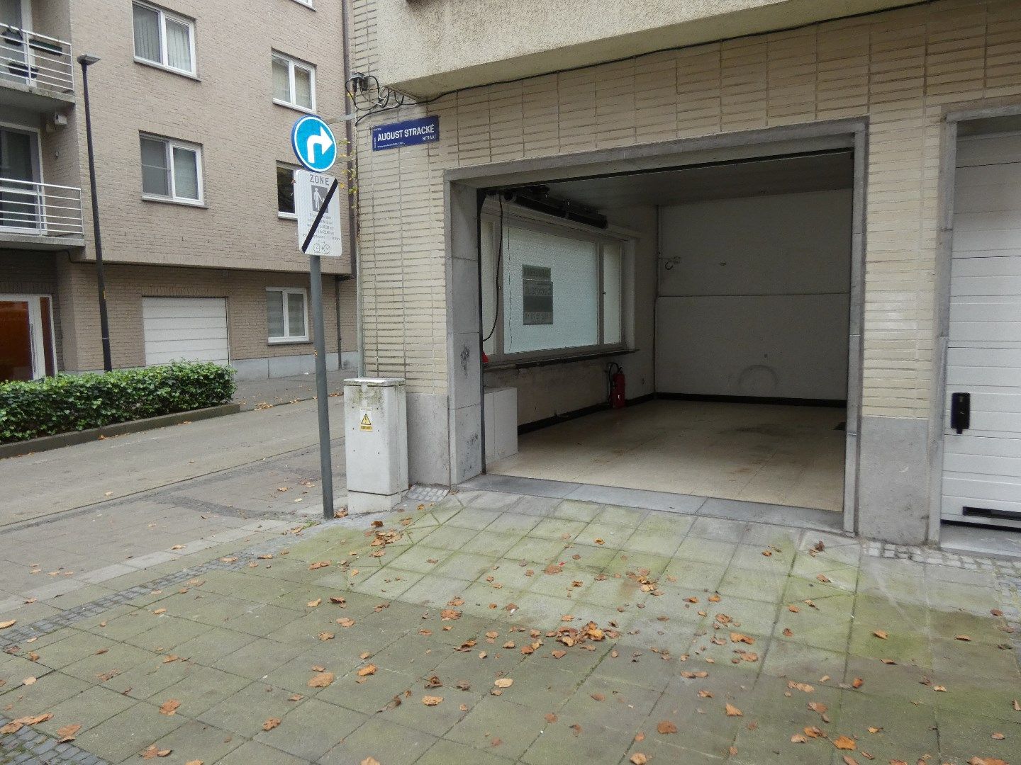 Uitermate centraal gelegen garagebox rechtstreeks uitgevend aan de straat foto 3