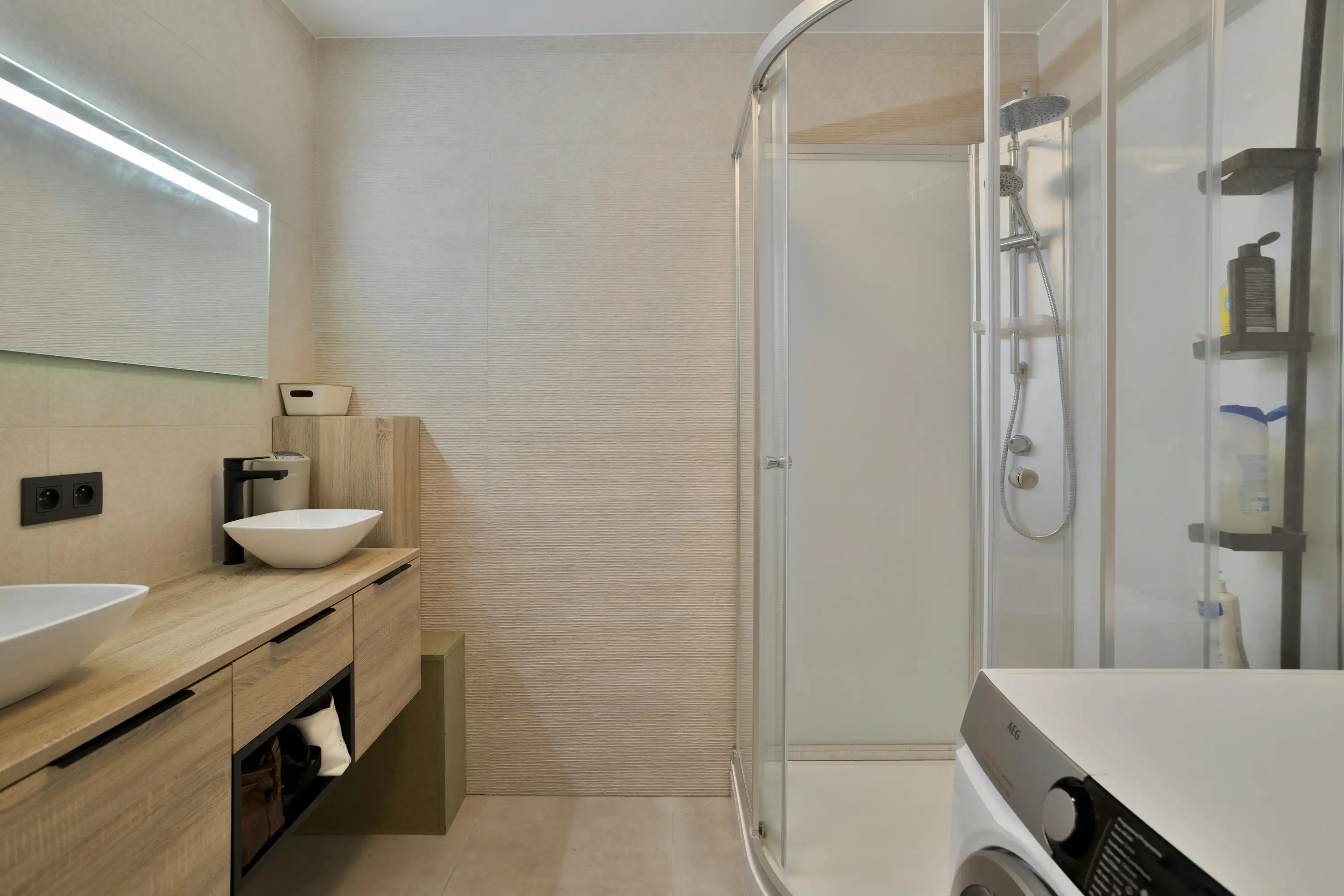 Instapklaar appartement vlakbij het Rivierenhof te koop! foto 11