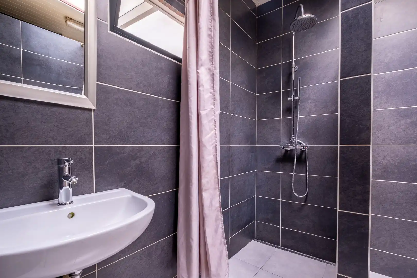 Ruime woning met 3 slaapkamers foto 15