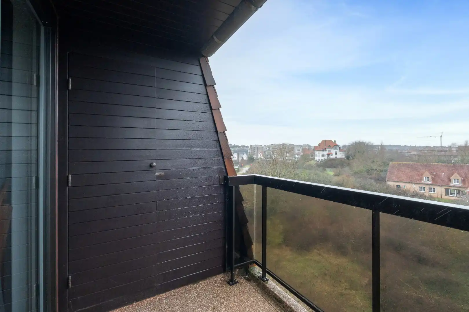 MODERN GEMEUBELDE STUDIO MET SLAAPHOEK TE KOOP  OP WANDELAFSTAND VAN ZEE foto 4