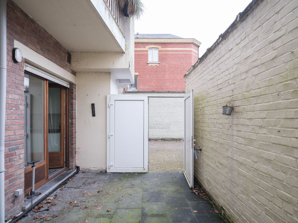 Coupure rechts - Lichtrijk gelijkvloers appartement met twee slaapkamers, stadskoer en mogelijkheid tot aankoop van een garagebox. foto 13