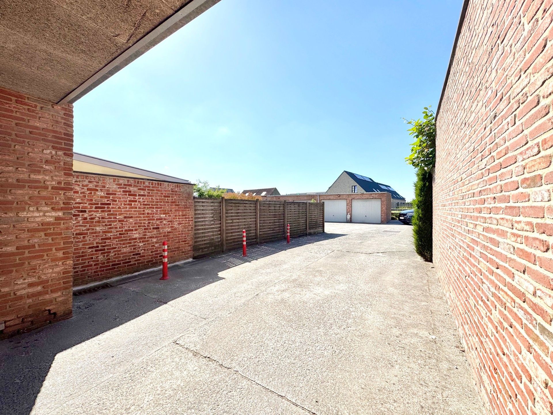 INSTAPKLARE WONING MET 3 SLPKS, TUIN & DUBBELE GARAGE foto 15