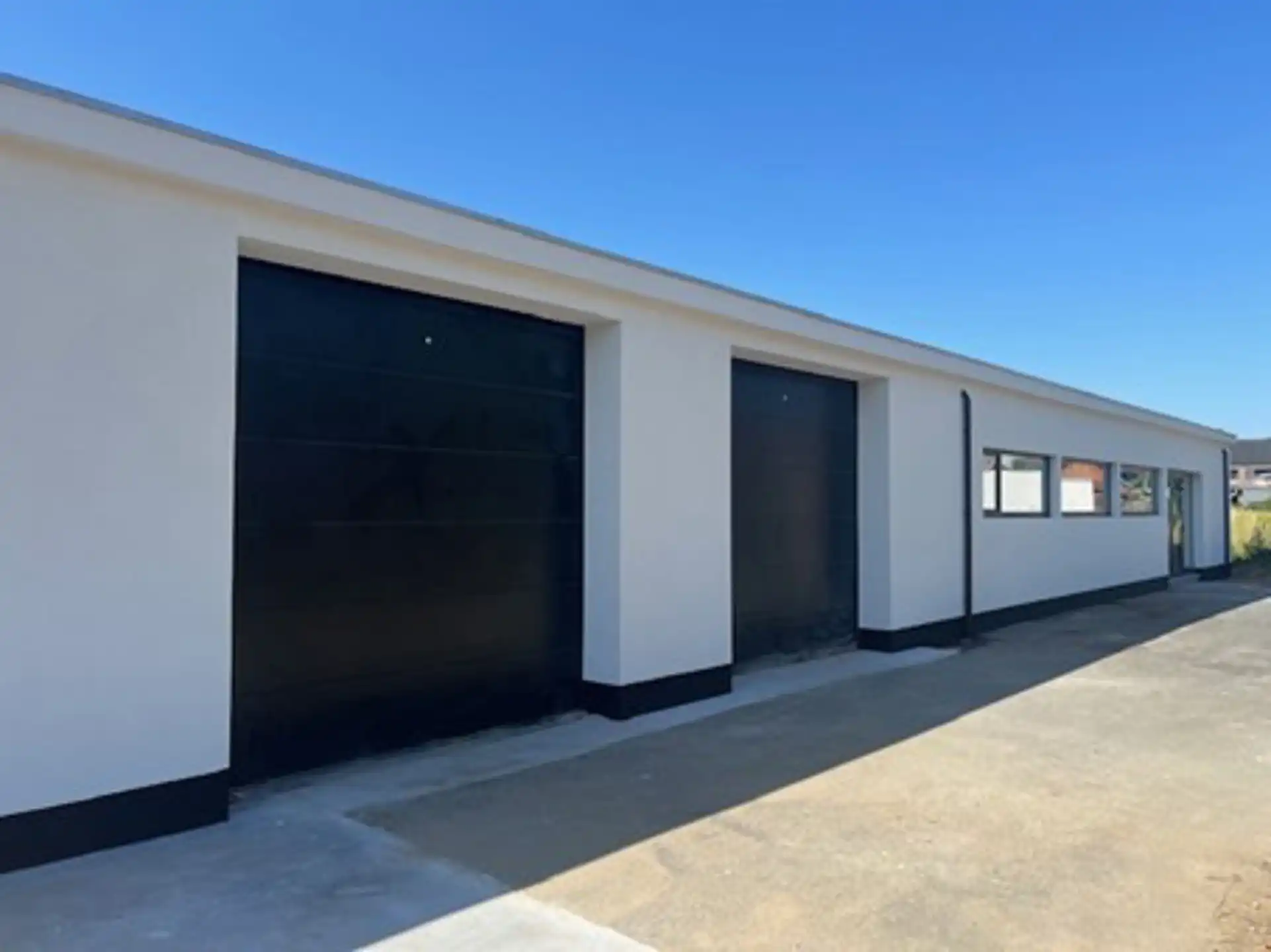 Volledig vernieuwd bedrijfsgebouw met kantoren en magazijnen foto 11