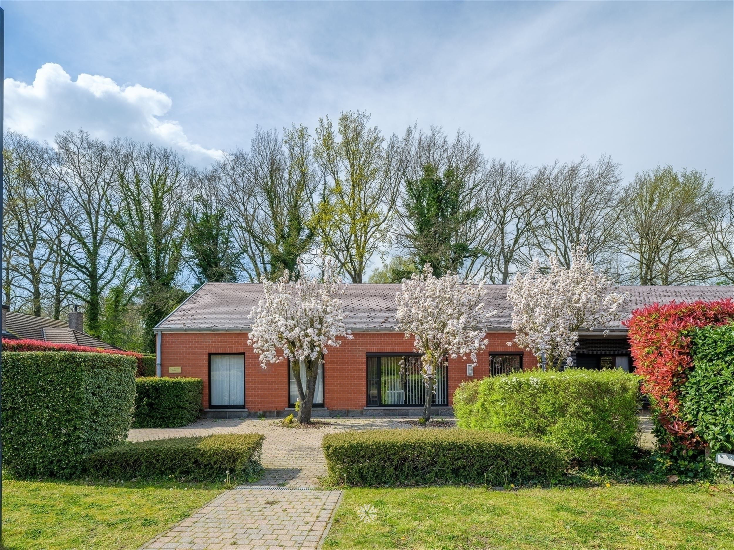 Zeer ruime woning TE KOOP in gegeerde wijk te Lovendegem foto 2