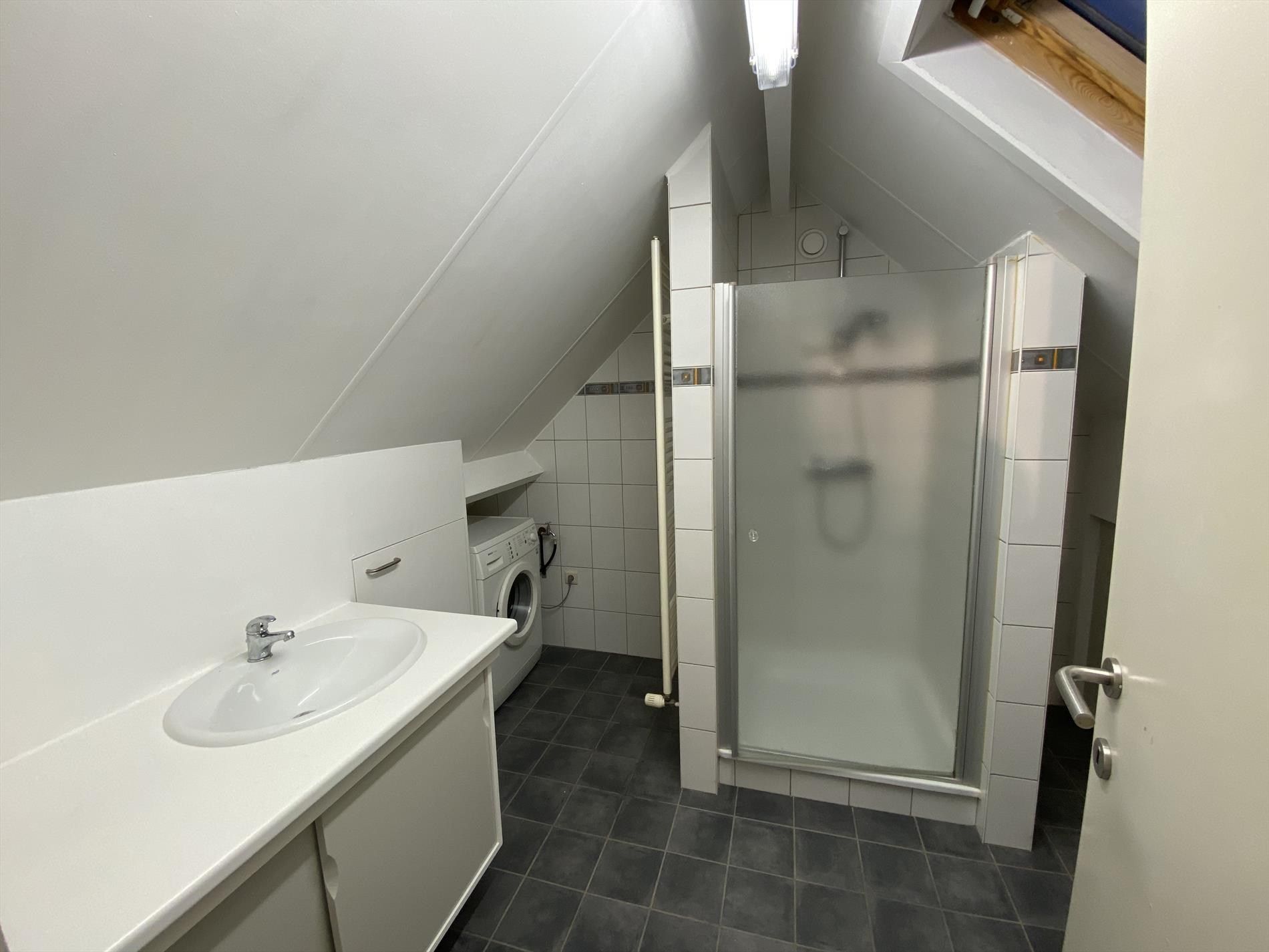 Instapklare studio met autostaanplaats in OLV Olen ! foto 10