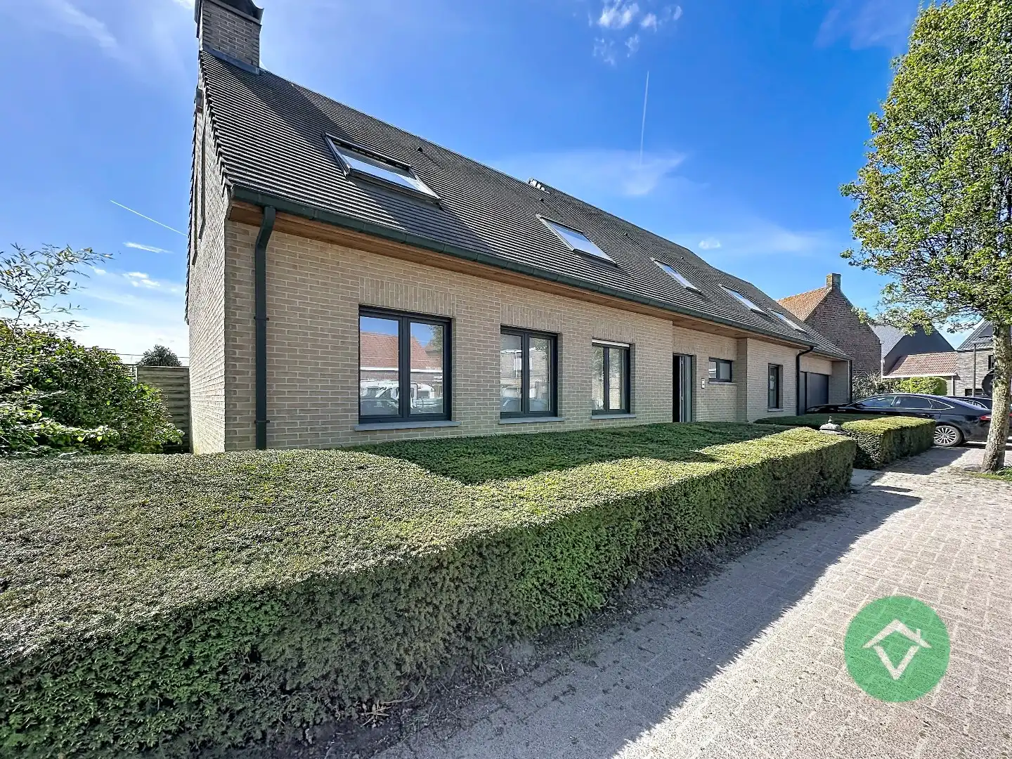 Ruime gezinswoning met dubbele garage in Koekelare foto 2