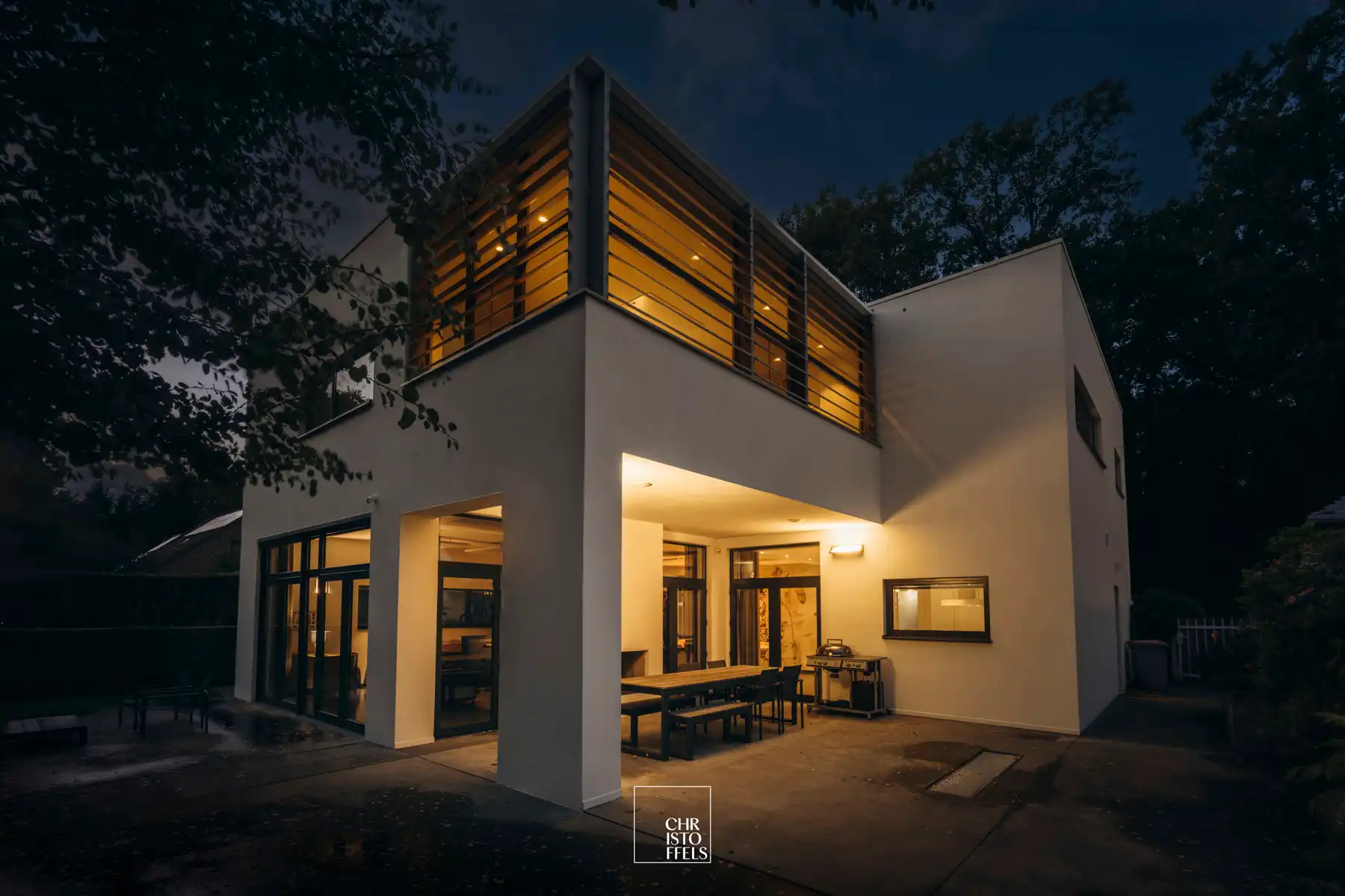 Architecturale villa  (488m²) met buitenzwembad op perceel van 1.281m²  foto {{pictureIndex}}