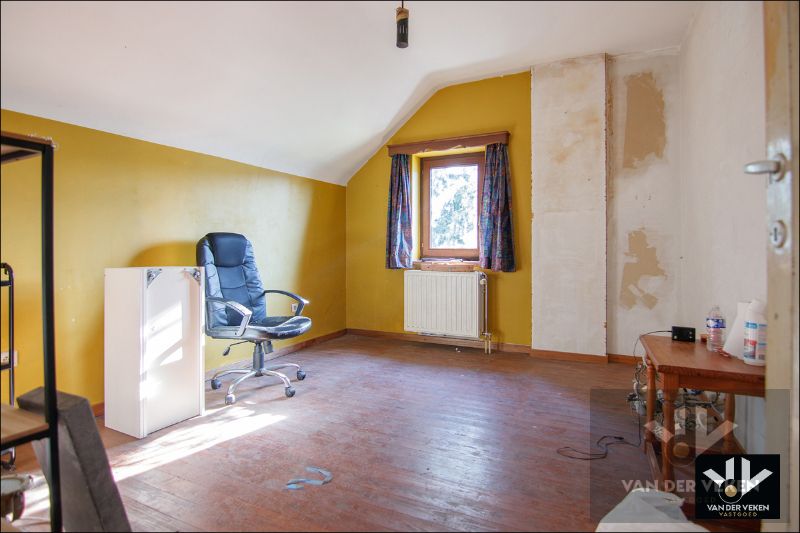 Karaktervolle, te renoveren woning op een perceel van ruim 12 aren. Ideaal gelegen nabij het centrum van Tongeren! foto 17