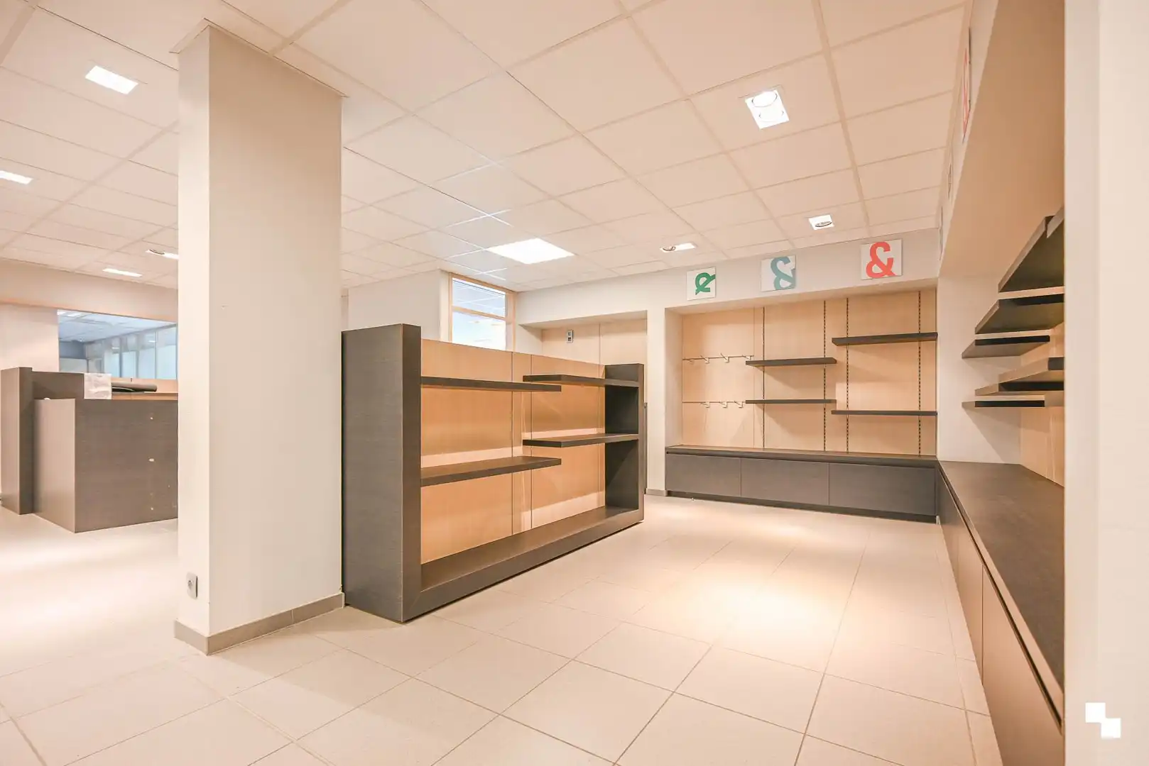 Deels ingerichte handelsruimte op toplocatie te Sint-Andries foto 6