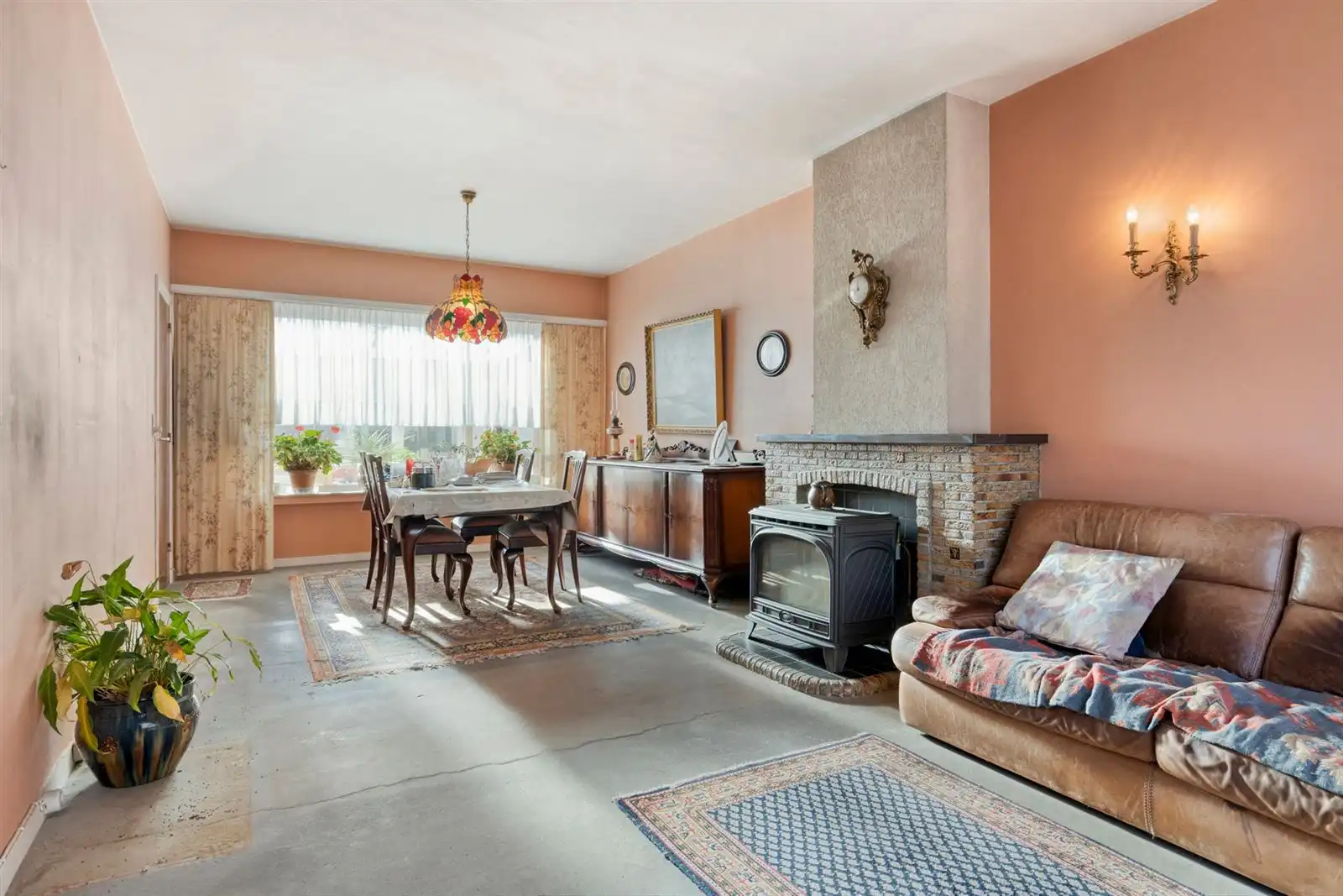 Woning in rusige woonwijk met aparte garage foto 10