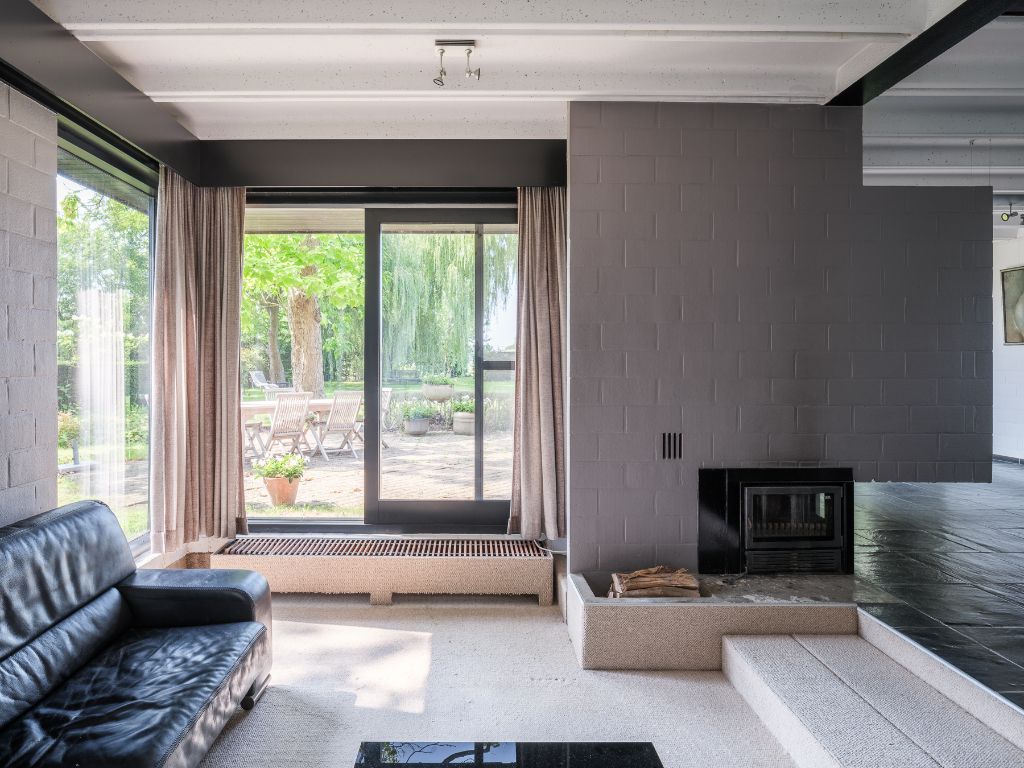 Vrijstaande modernistische villa te Zomergem op een uitzonderlijk perceel van 2.595m². foto 2
