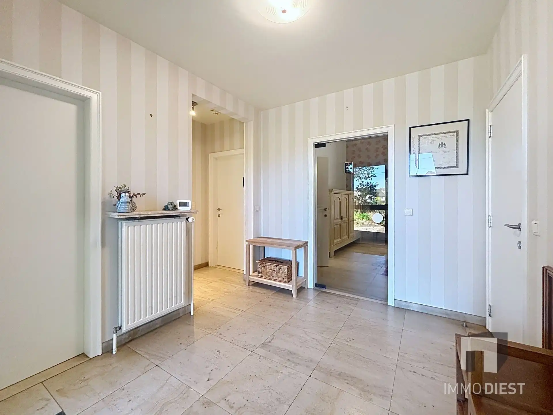Prachtig gelegen villa met uniek ontwerp op 57a 74ca én achterliggende vijvers op 75a 54ca. foto 20