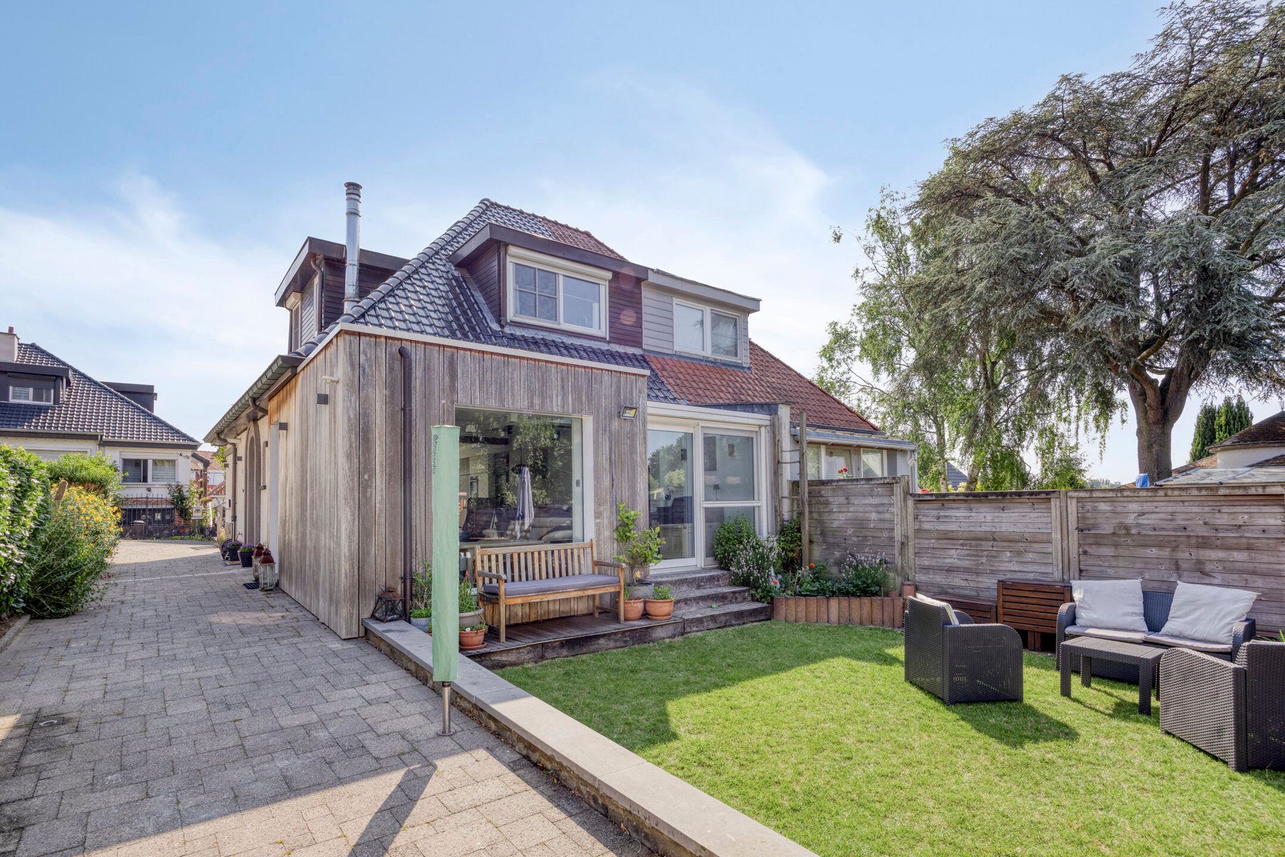 Rustig gelegen woning met garage foto 2