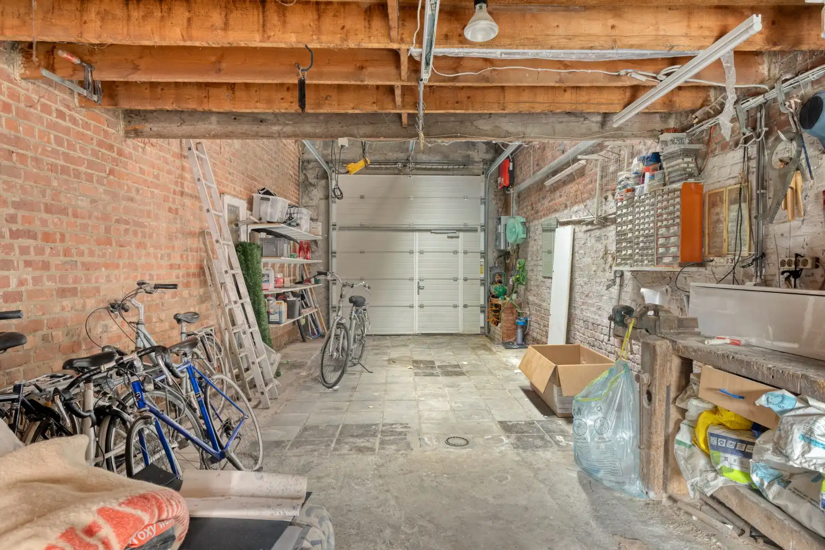 Ruime woning met 4 slaapkamers, garage en tuin in een leuke buurt! foto 14