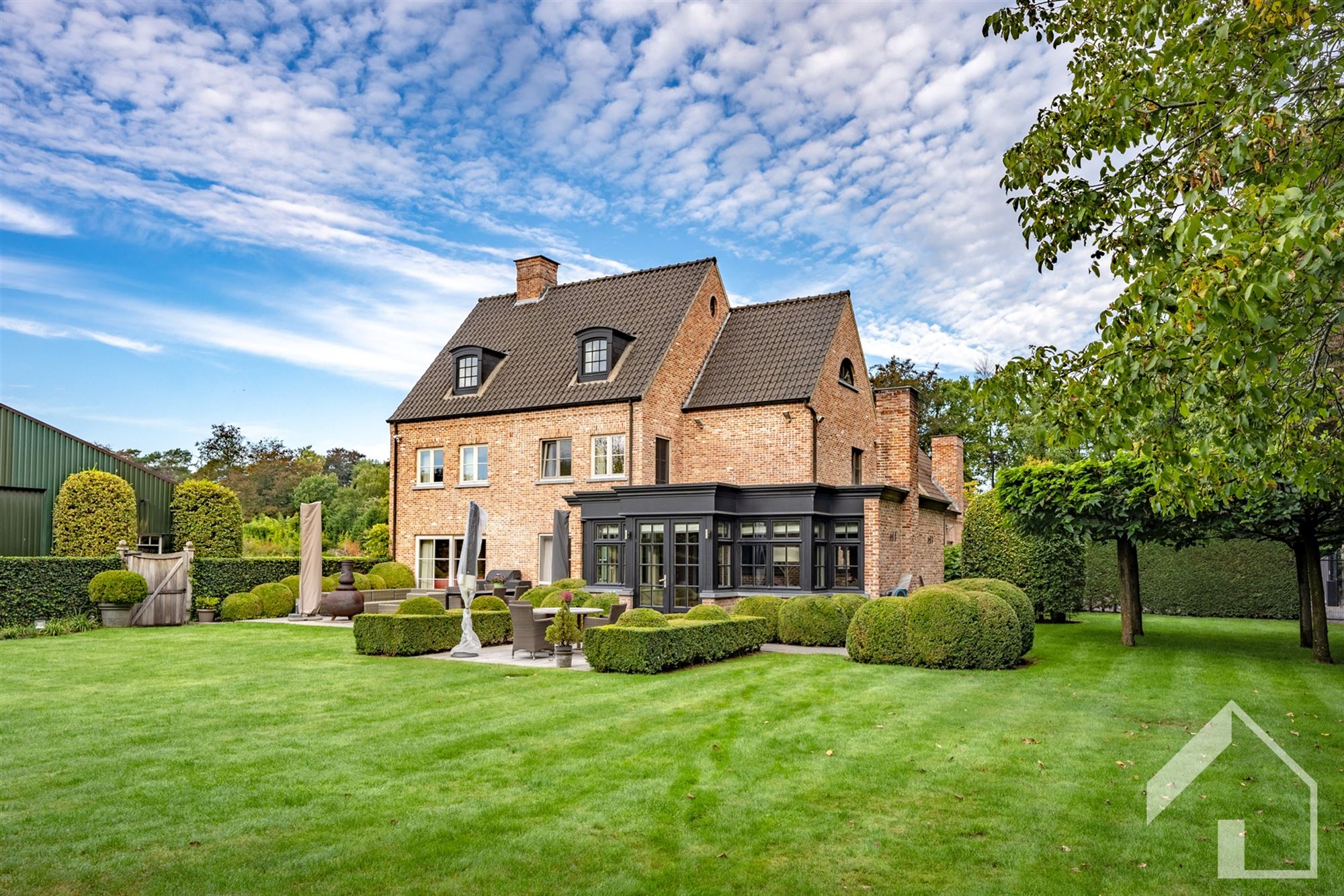 Exclusieve villa met loods, prachtige tuin en topafwerking op ruim 7.400 m²  foto {{pictureIndex}}