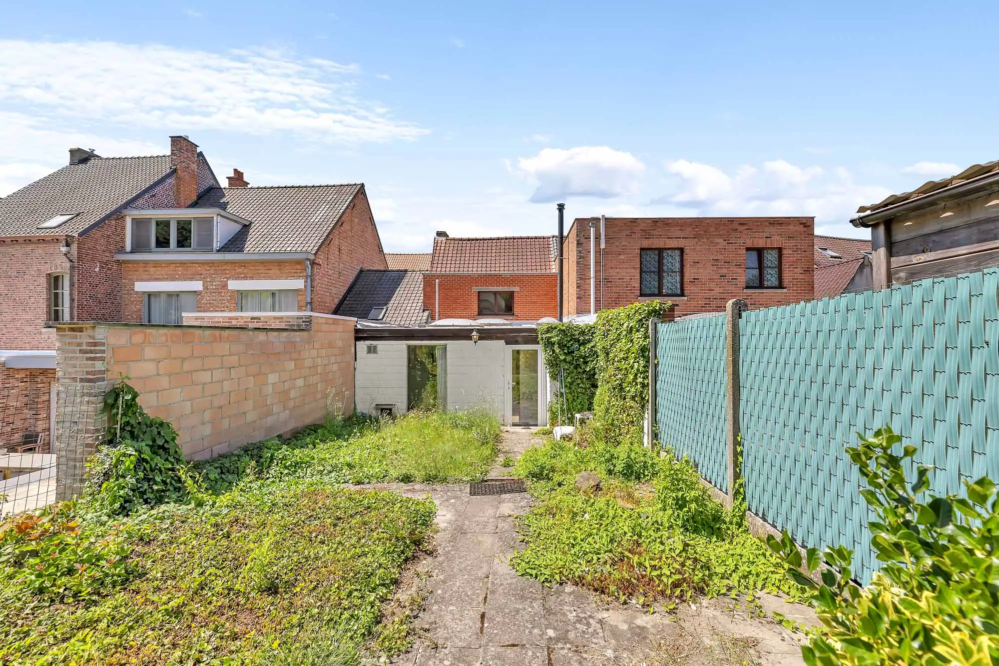 Te renoveren woning met garage en tuin foto 17