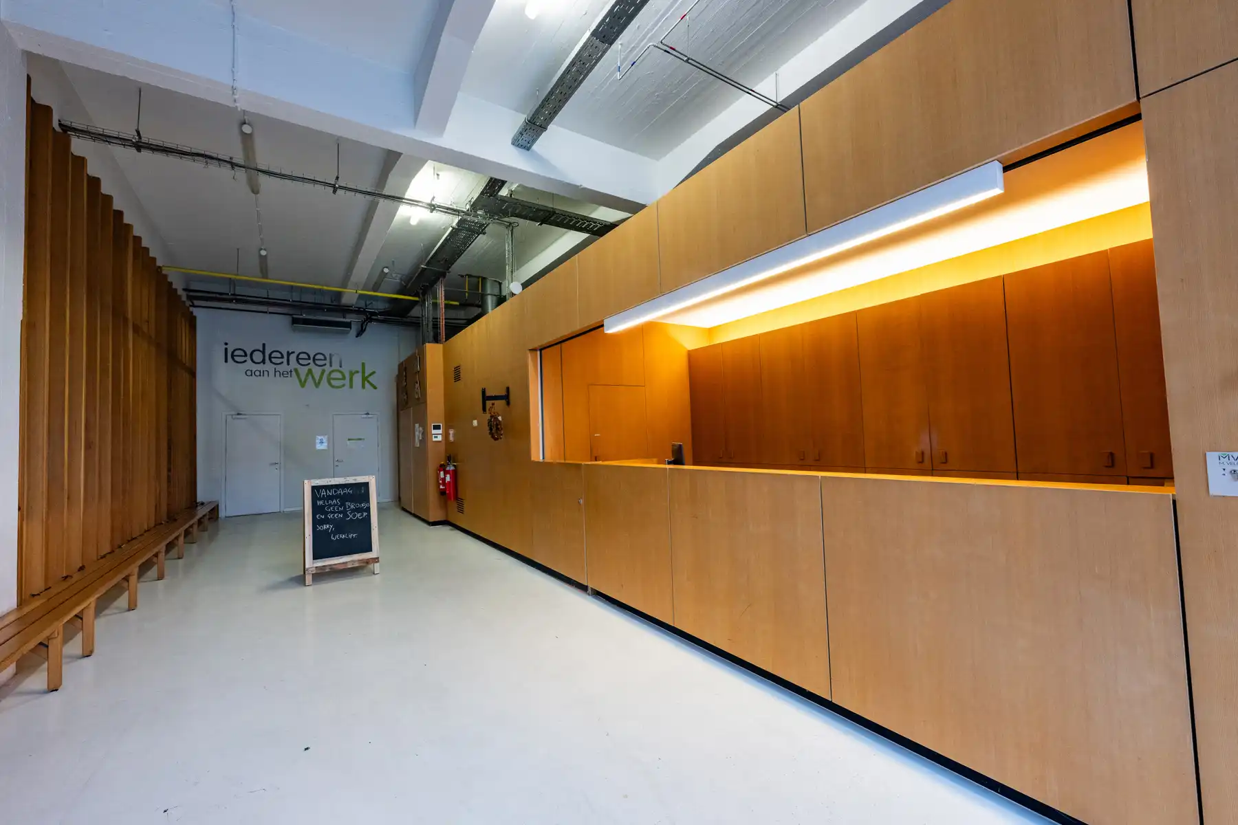 Ruim en veelzijdig bedrijfspand met parking en opslag foto 5