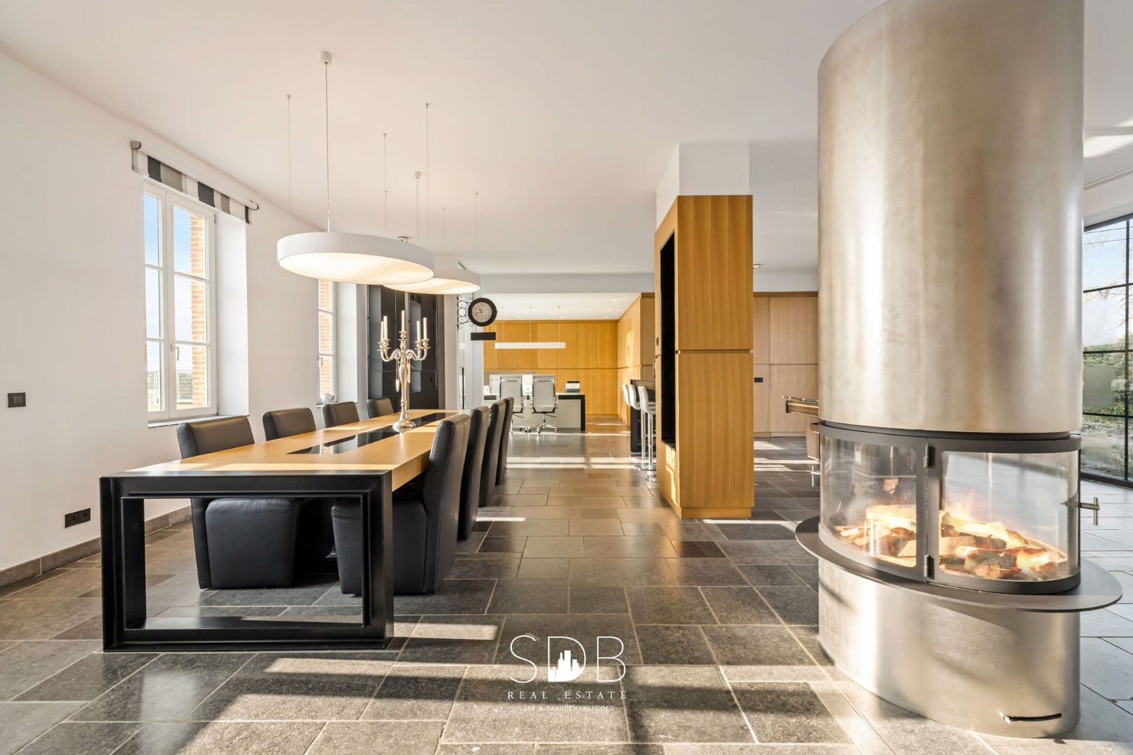 Prachtige villa in hoevestijl met bijgebouwen en graslanden op 89.070m² foto 14