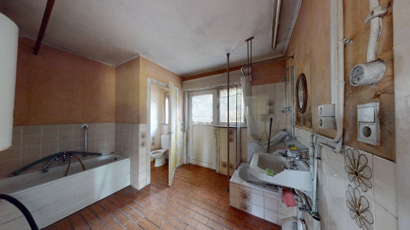 Rustig en gunstig gelegen te renoveren villa van 375m² op 48 are foto 9