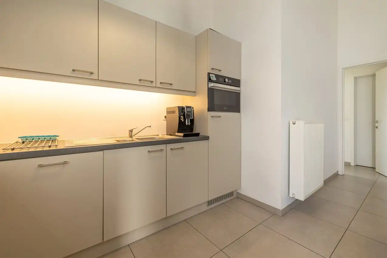 Ruime, zonnige penthouse met 2 slpk. en 2 ondergrondse autostaanplaatsen foto 6
