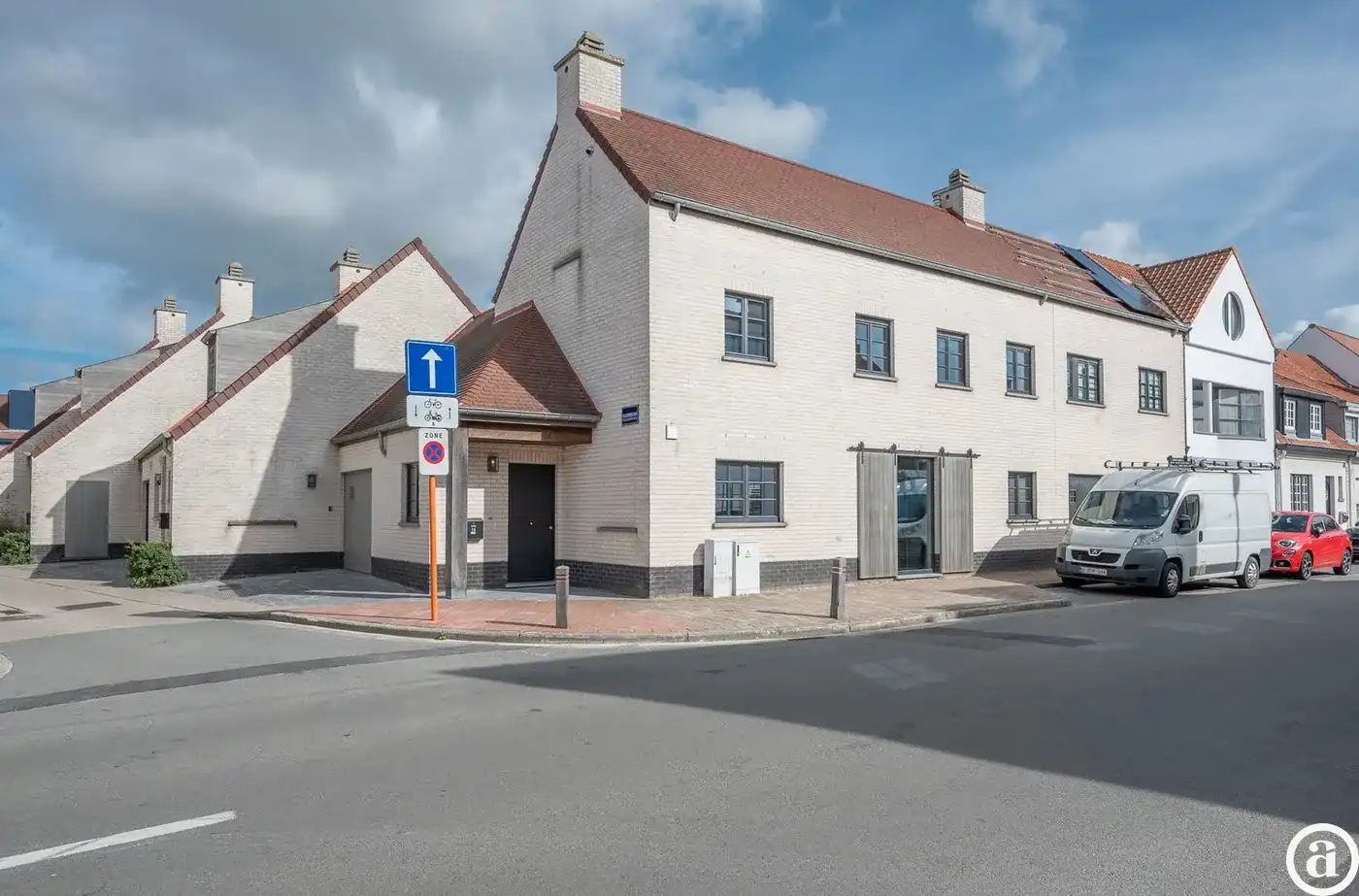 Ruime, recente hoekwoning gelegen vlakbij de groentenmarkt   foto 20
